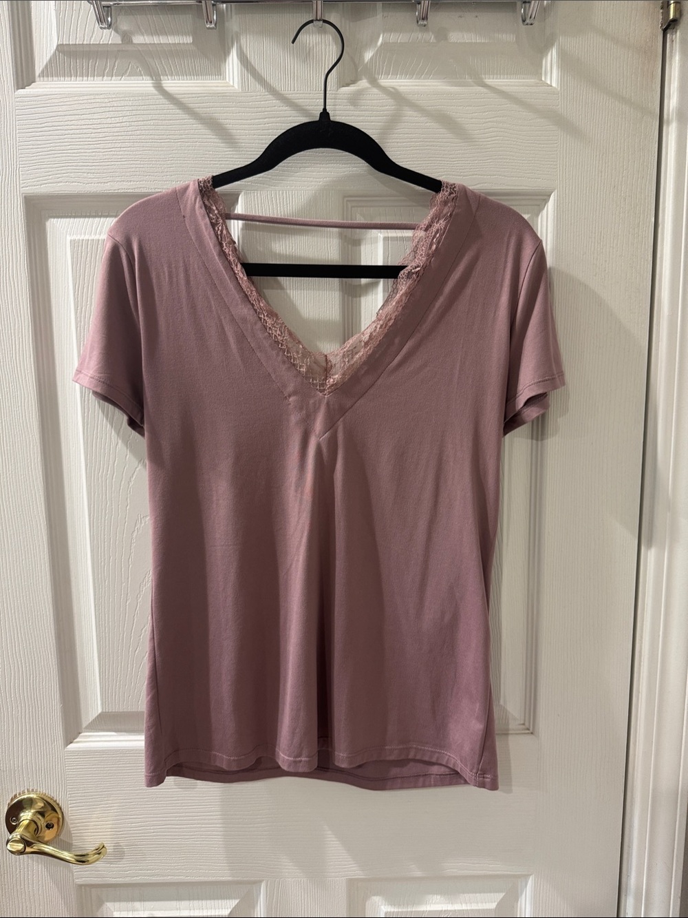 Buckle Mauve Lace Trim V-Neck Short Sleeve Top